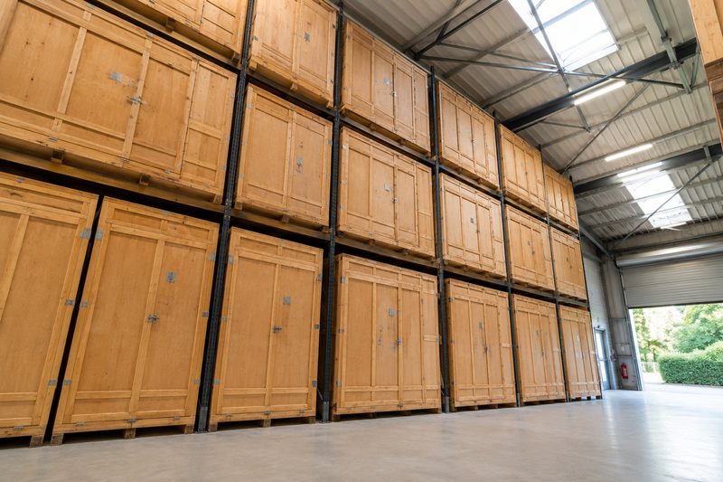 Caisses de garde-meuble en bois empilées dans un entrepôt
