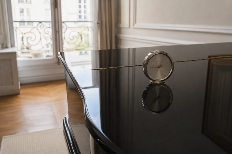 Hygromètre posé sur le couvercle laqué d’un piano