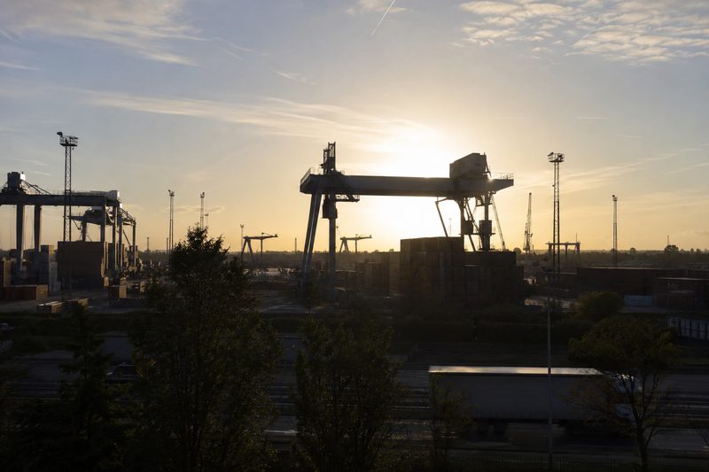 Portique portuaire et conteneurs empilés pour un groupage maritime