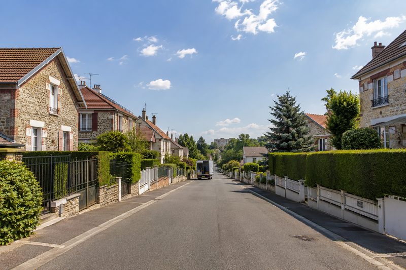 Rue pavillonnaire en meulière de la boucle nord des Hauts-de-Seine, camion à l’arrêt